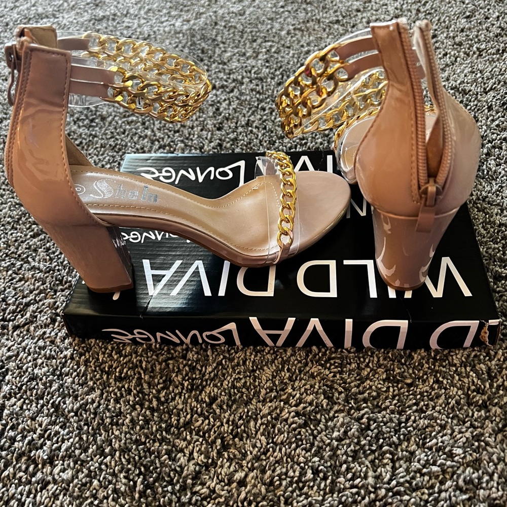 Badge, chunky heels